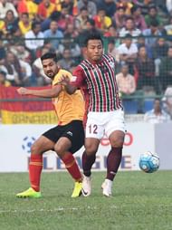 Jeje fights for the ball (Picture Courtesy I League)